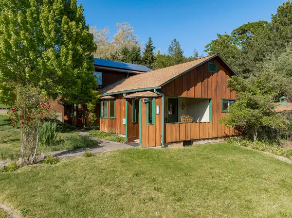 383 N 5th Avenue, Gold Hill, OR 97525