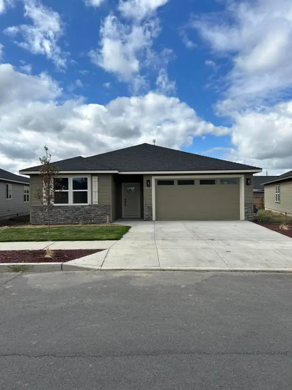 3200 NW Dogwood Avenue, Redmond, OR 97756