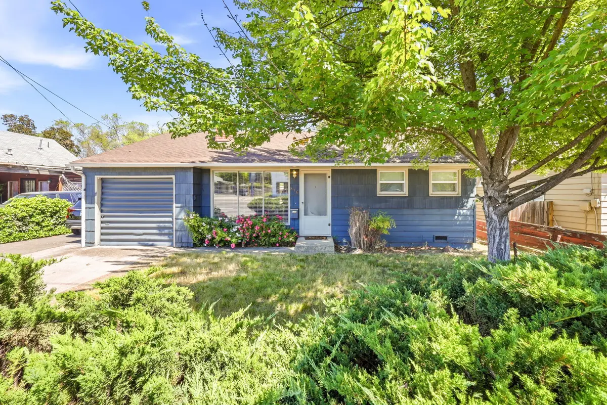 876 W Stewart Avenue, Medford, OR 97501 - #1