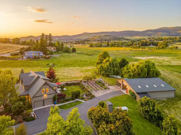 39 E Valley View Road, Ashland, OR 97520