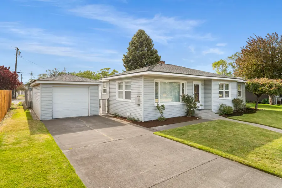 946 SW 13th Street, Redmond, OR 97756 - #2