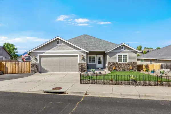1174 Highlands Drive, Eagle Point, OR 97524