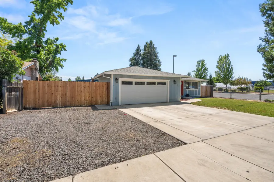 424 W Archwood Drive, Eagle Point, OR 97524 - #2