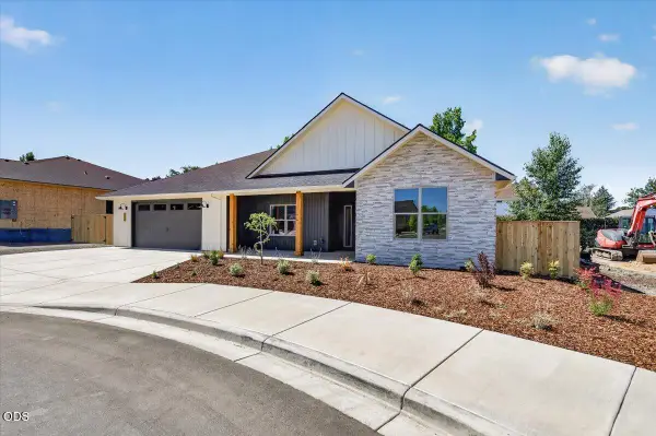3304 Tree Top Drive, Medford, OR 97504