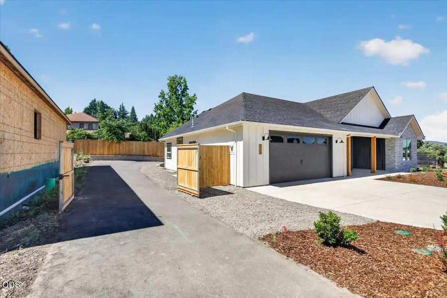 3304 Tree Top Drive, Medford, OR 97504 - #2
