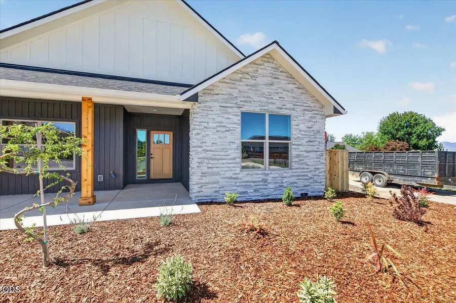 3304 Tree Top Drive, Medford, OR 97504 - #3