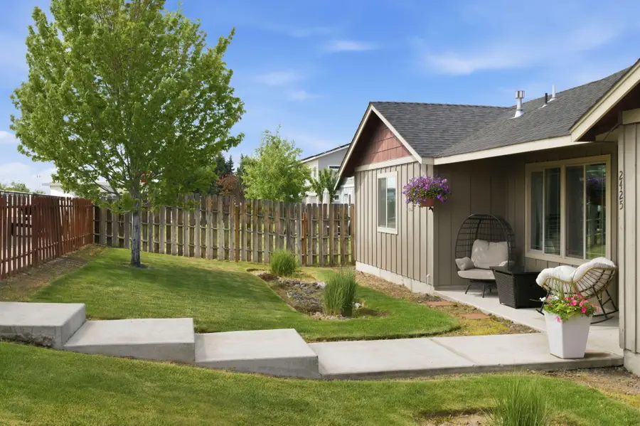 2425 NW 7th Street, Redmond, OR 97756 - #2