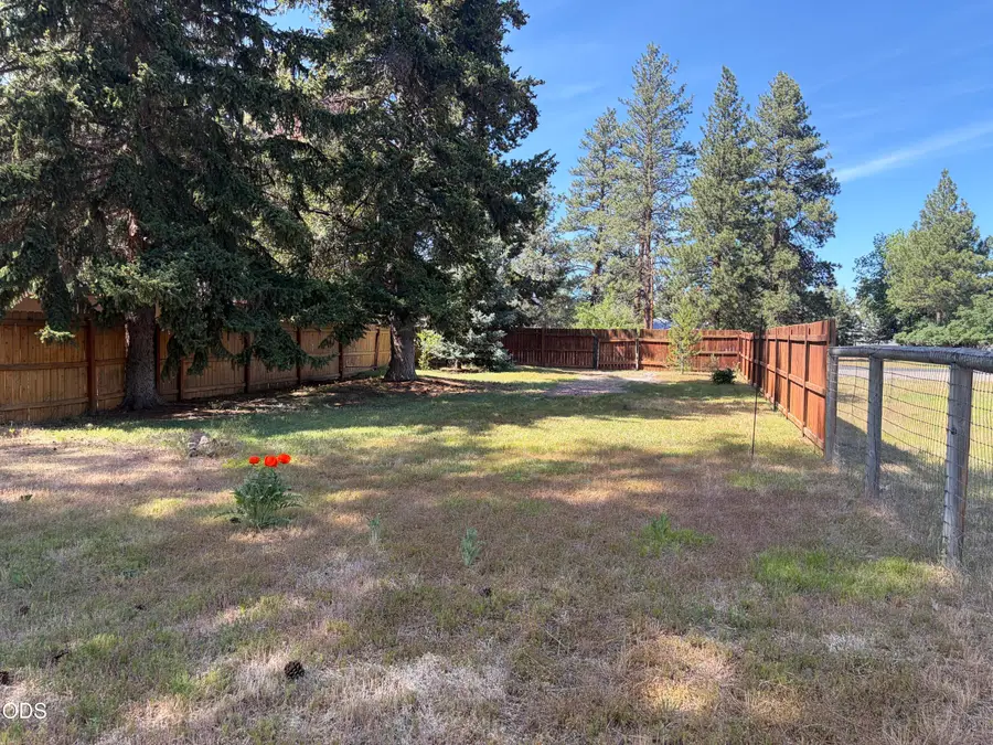 243 E Jefferson Avenue, Sisters, OR 97759 - #2
