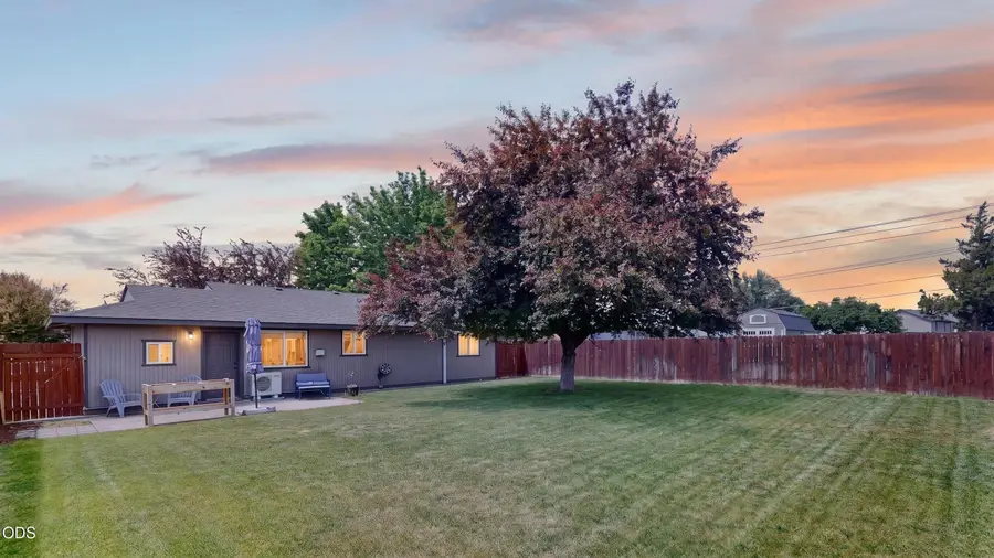1526 SW 33rd Street, Redmond, OR 97756 - #2