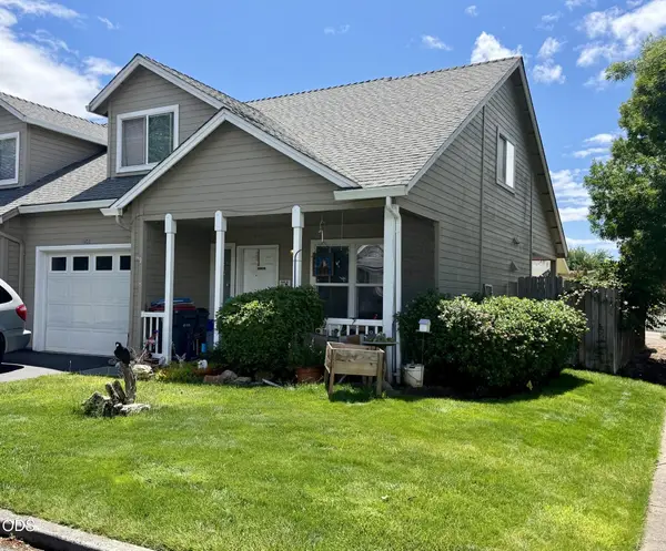 1902 Pebble Way, Medford, OR 97504