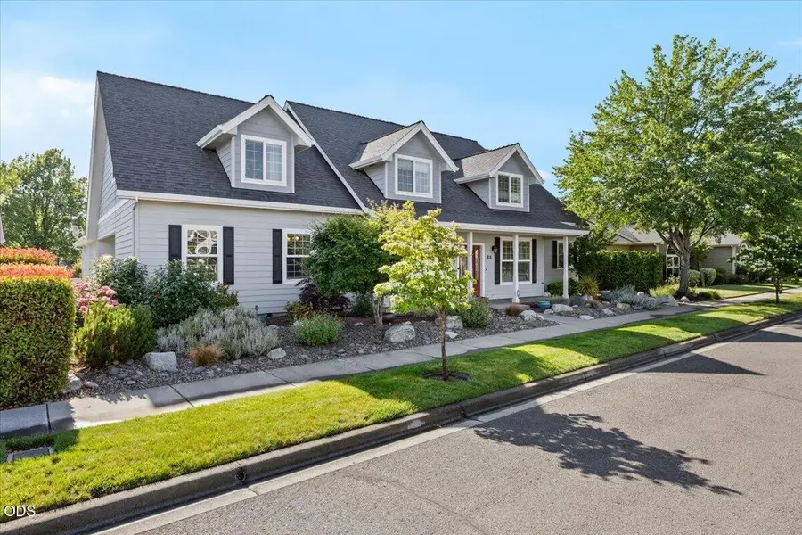 928 Buck Point Street, Central Point, OR 97502 - #3