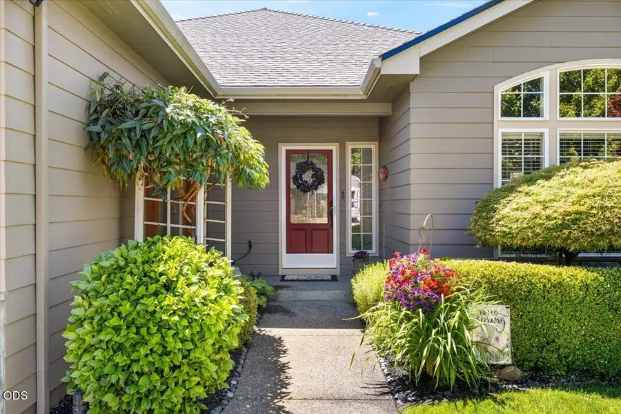523 Meadowbrook Drive, Central Point, OR 97502 - #2