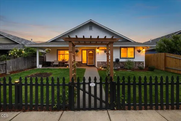 127 SW Vicki Lane, Grants Pass, OR 97526