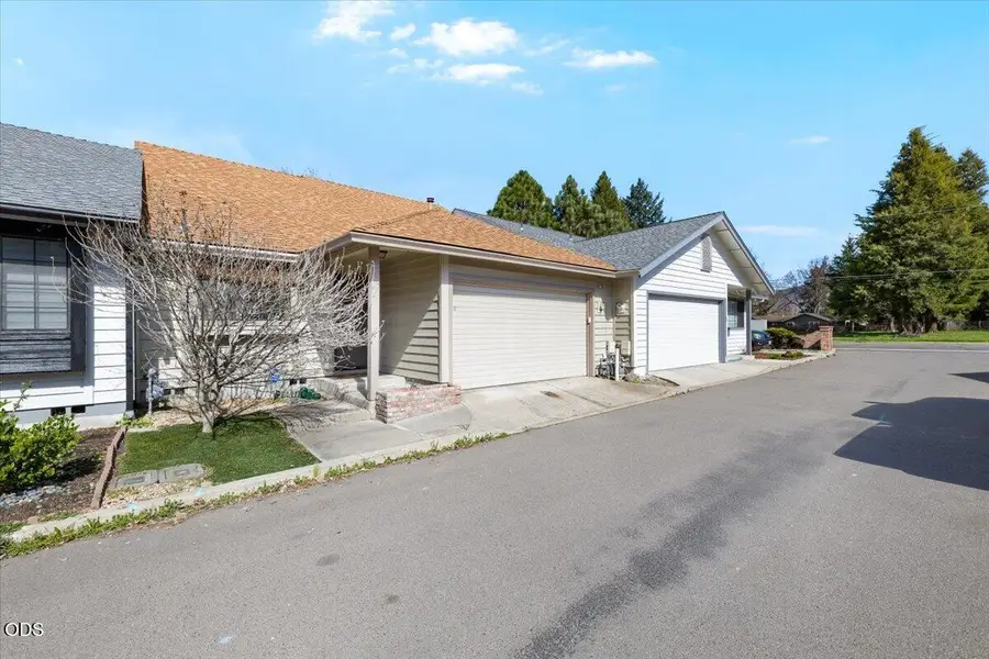 667 Golden Lane, Medford, OR 97504 - #2