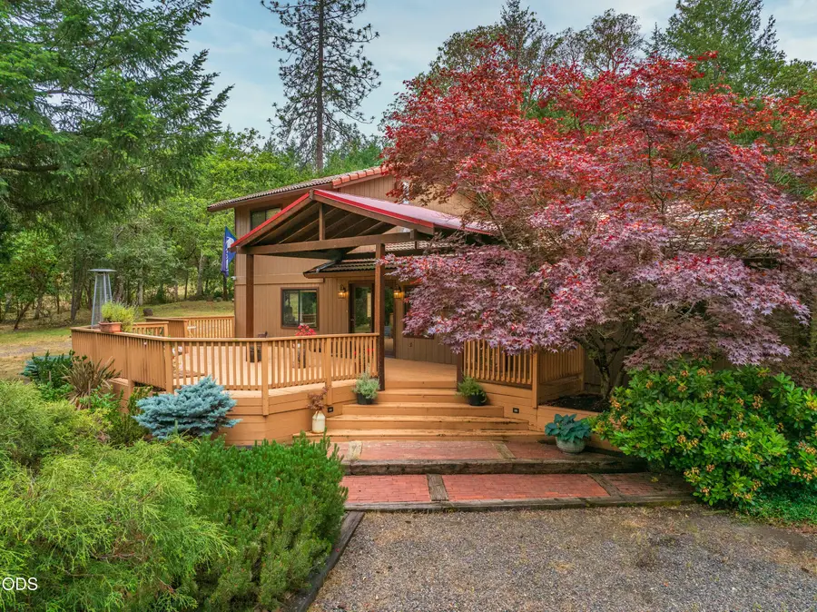 5003 Rogue River, Eagle Point, OR 97524 - #3