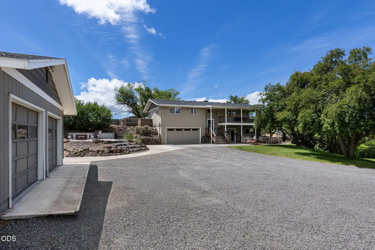 1561 NE Hilltop Lane, Madras, OR 97741 - #1