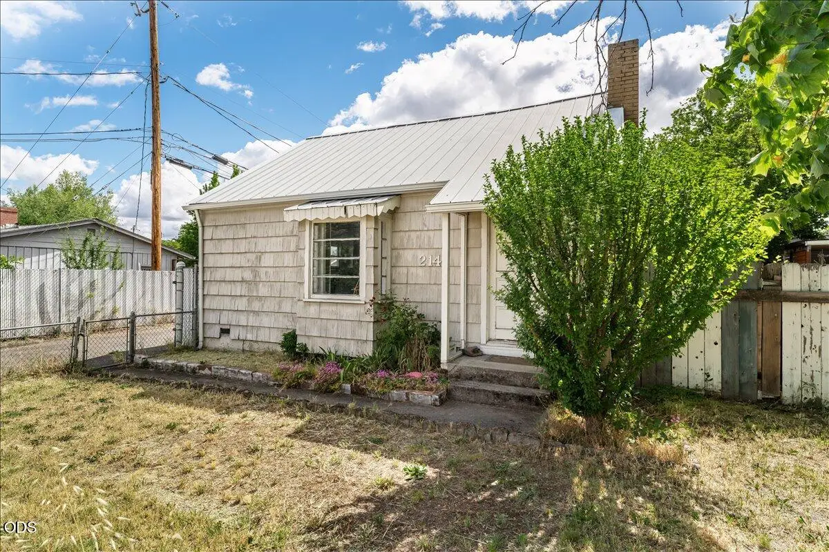 214 N Columbus Avenue, Medford, OR 97501 - #1