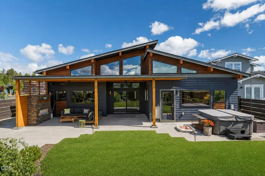 471 E Diamond Peak Avenue, Sisters, OR 97759 - #2