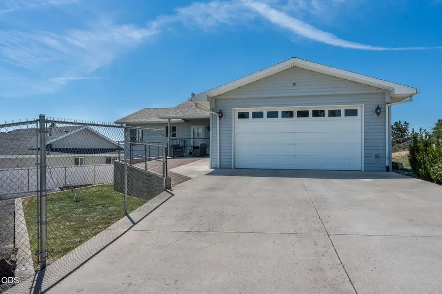 268 NE Hillcrest Street, Madras, OR 97741 - #3