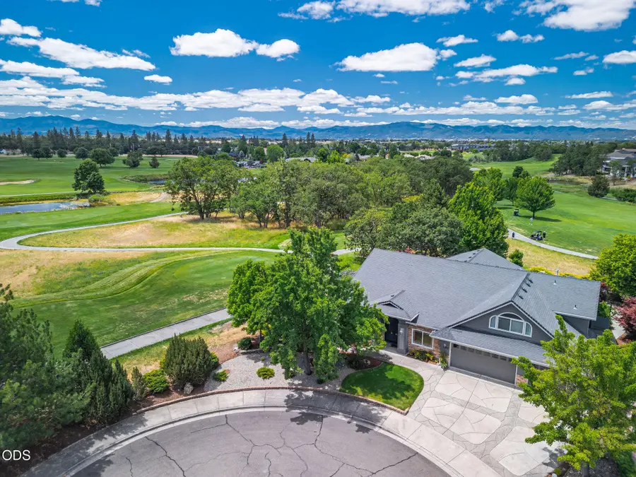 1085 Oak Grove, Eagle Point, OR 97524 - #3
