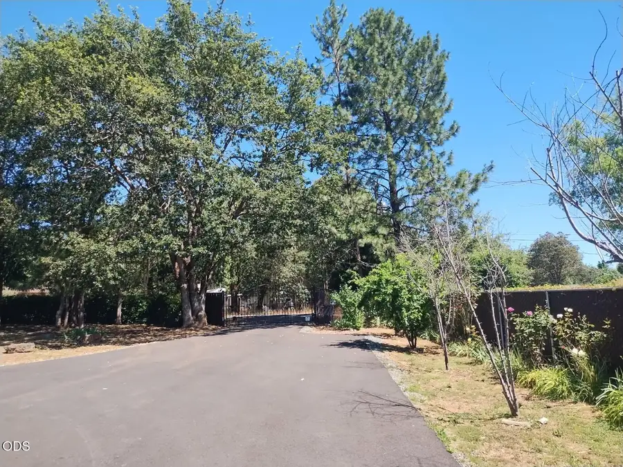 423 E Glenwood Street, Grants Pass, OR 97527 - #2