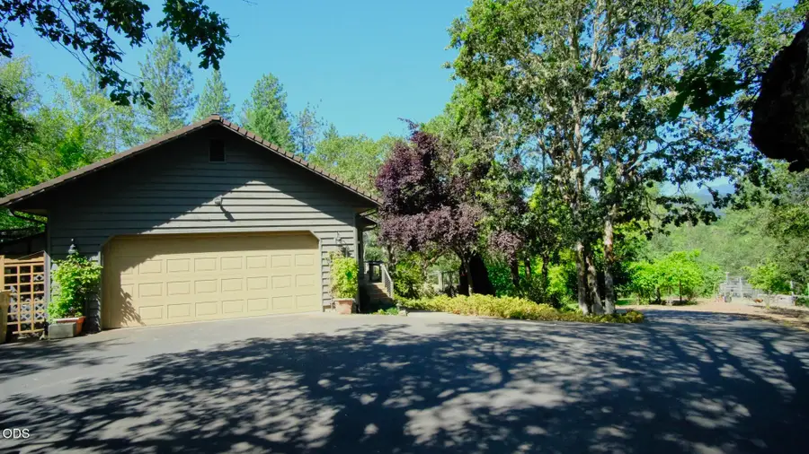 840 Shadow Hills Drive, Grants Pass, OR 97526 - #3