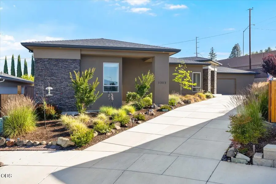 3303 Sky Way, Medford, OR 97504 - #2
