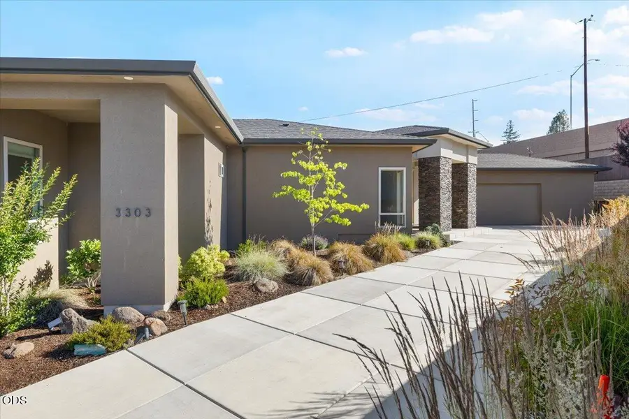 3303 Sky Way, Medford, OR 97504 - #3