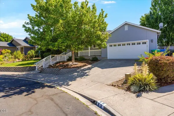 17 Meadowfield Circle, Eagle Point, OR 97524