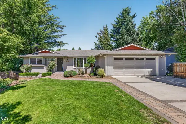 416 Picadilly Circle, Medford, OR 97504