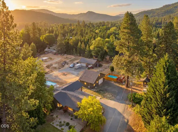 8027 E Evans Creek Road, Rogue River, OR 97537