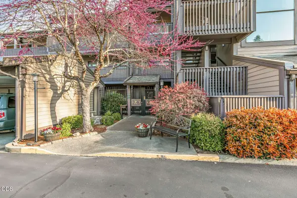 115 Rogue River Highway #APT 302, Grants Pass, OR 97527