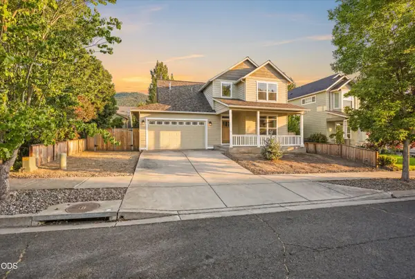 1852 Summer Place, Talent, OR 97540