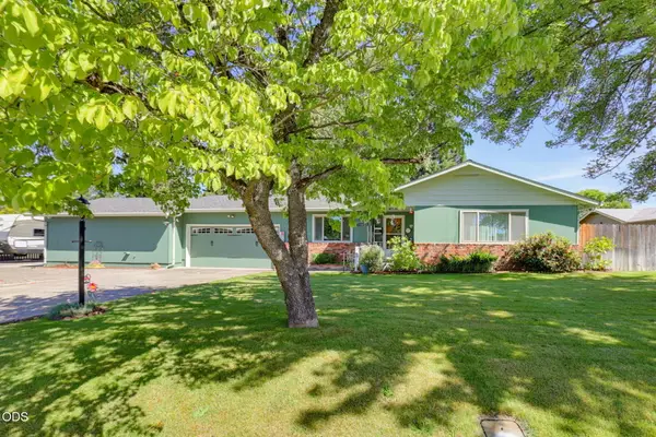 1130 Crest Drive, Central Point, OR 97502