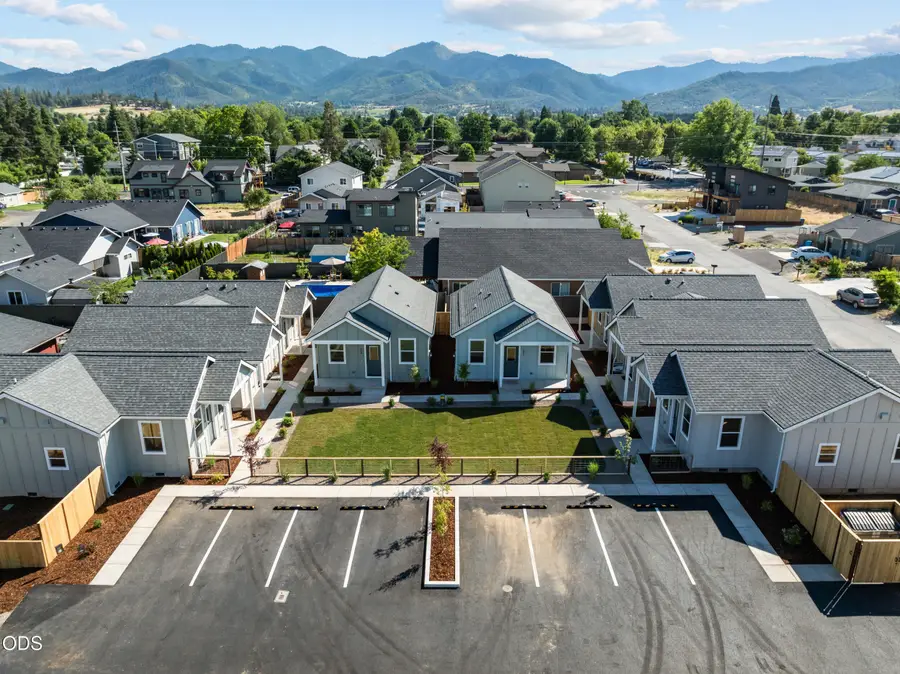 202 Gangnes Drive, Talent, OR 97540 - #3