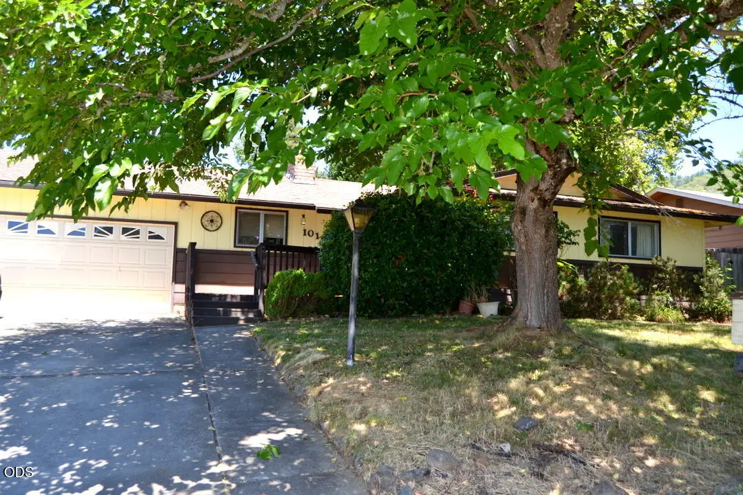 1014 NE Pepperwood Drive, Grants Pass, OR 97526 - #1