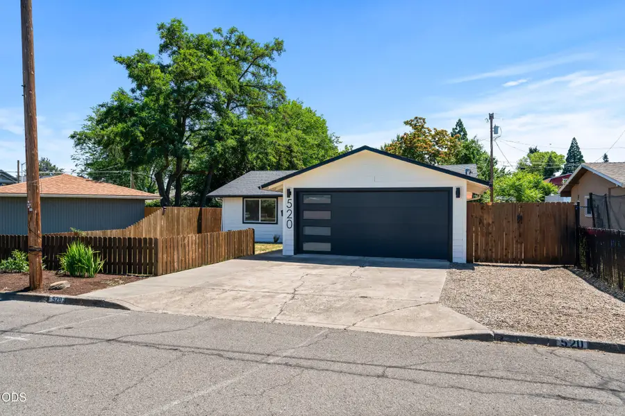 520 Grand Avenue, Central Point, OR 97502 - #3