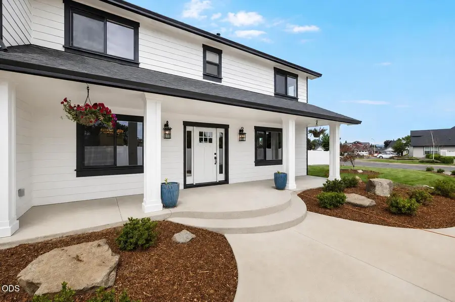 610 Pheasant Creek Drive, Central Point, OR 97502 - #2