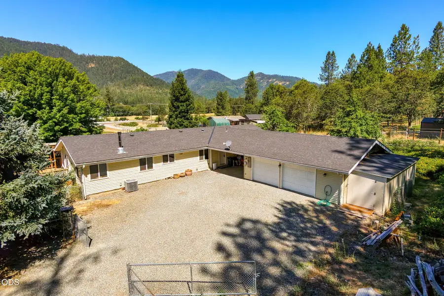 2072 E Evans Creek Road, Rogue River, OR 97537 - #3