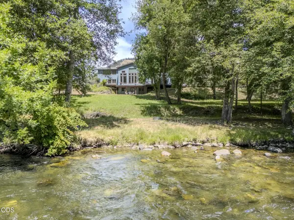 2076 Upper Applegate Road, Jacksonville, OR 97530