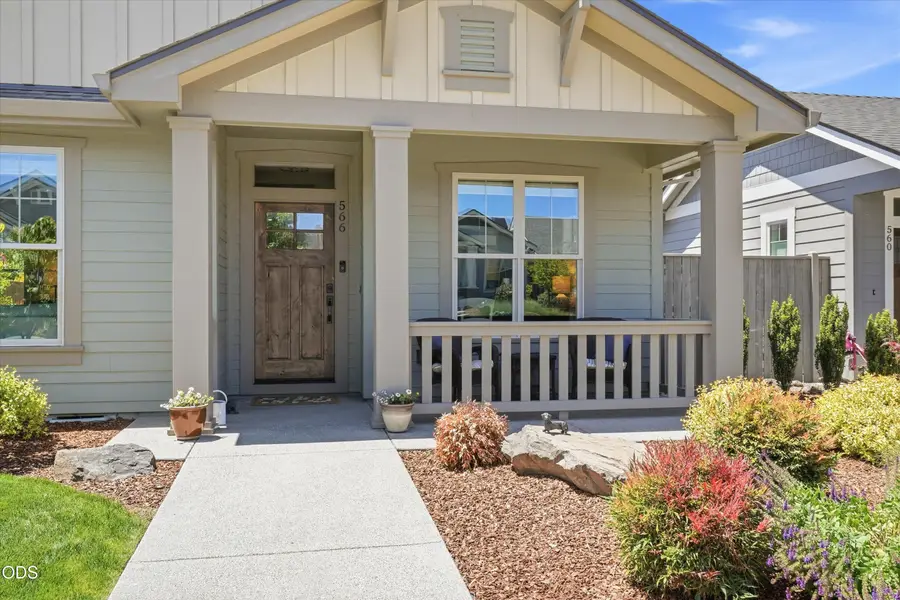 566 Canterwood Drive, Medford, OR 97504 - #2