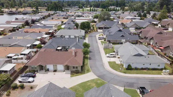 740 SW Kinsington Court Court #740 741 744 745, Grants Pass, OR 97526