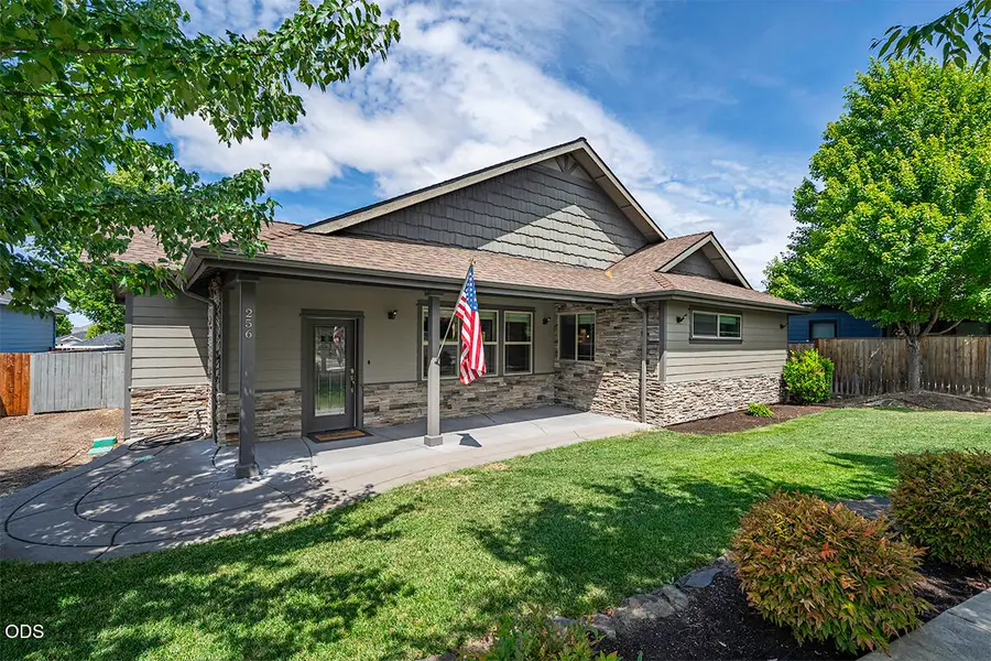 256 Robert Trent Jones Boulevard, Eagle Point, OR 97524 - #2