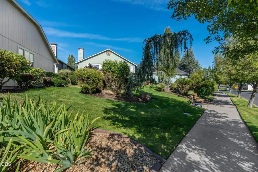 3633 SW 29th Street, Redmond, OR 97756 - #2