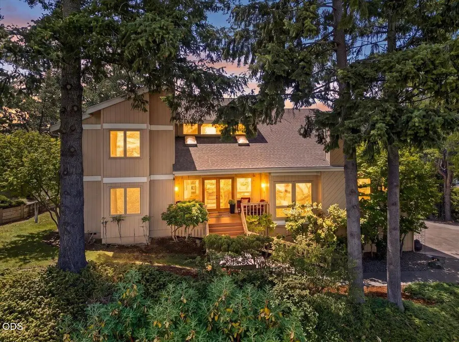 229 Mariposa Terrace, Medford, OR 97504 - #2