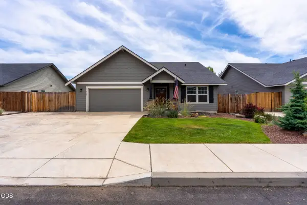 432 NE Oak Avenue, Redmond, OR 97756
