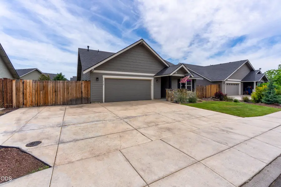 432 NE Oak Avenue, Redmond, OR 97756 - #2