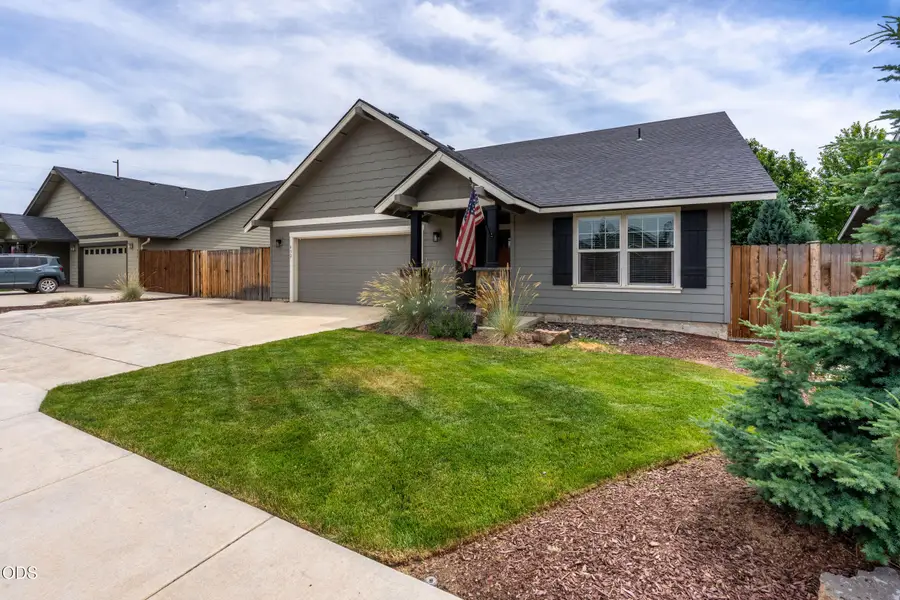432 NE Oak Avenue, Redmond, OR 97756 - #3