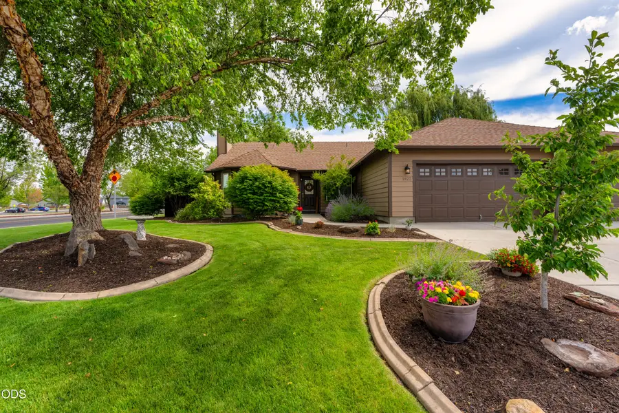 1922 NW Wildflower Place, Redmond, OR 97756 - #2