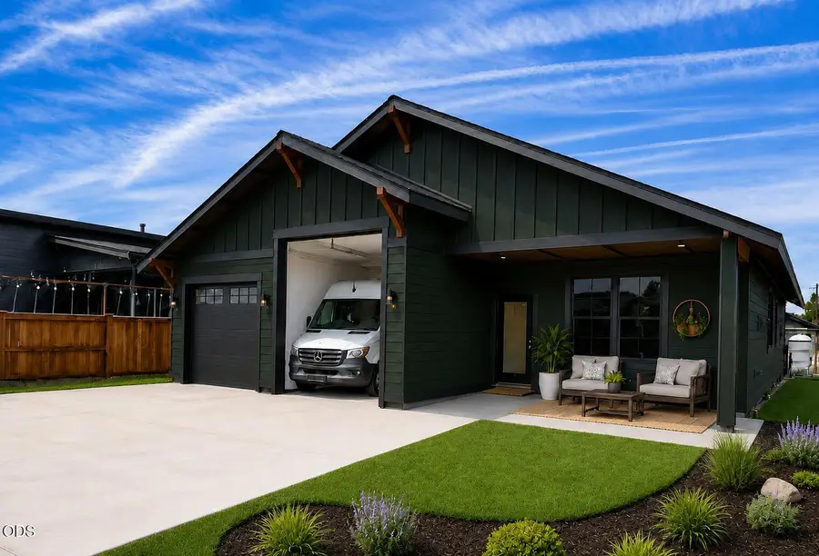 842 NW 18th Court, Redmond, OR 97756 - #2